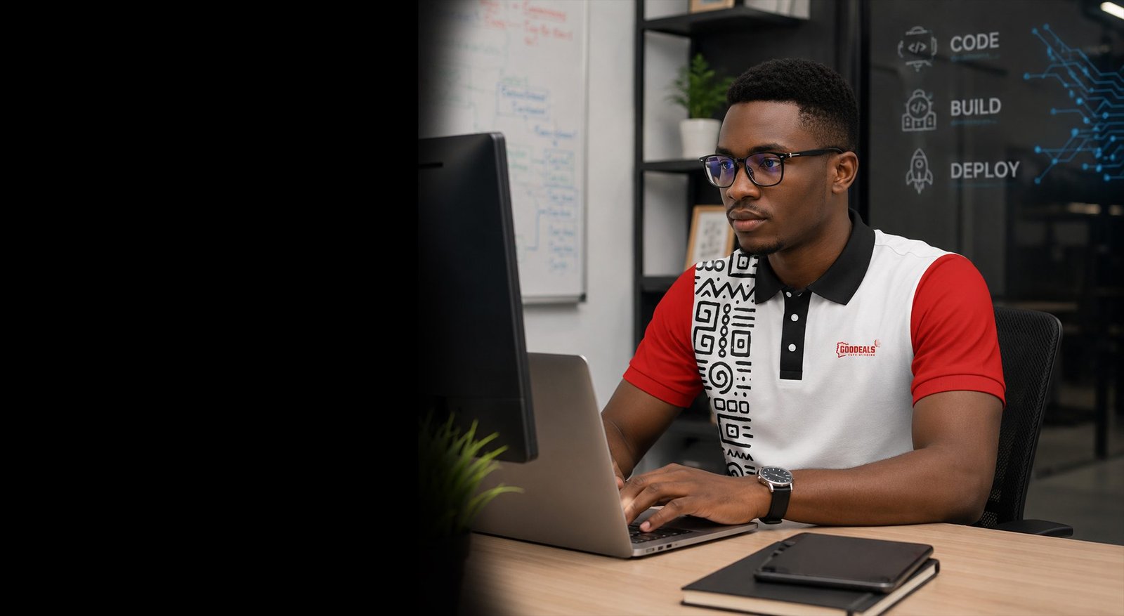 Un collaborateur GOODEALS CI au travail sur ordinateur